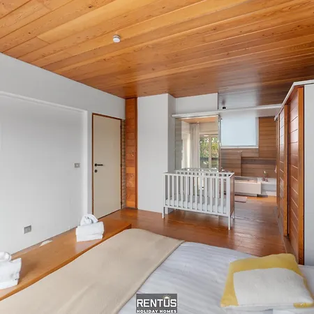 T Zandhuis - Vintage With Garden In